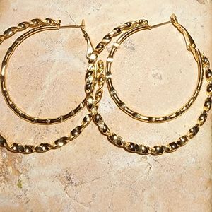 Gold tone double twists hoops, street style, urban style, white tee classic look